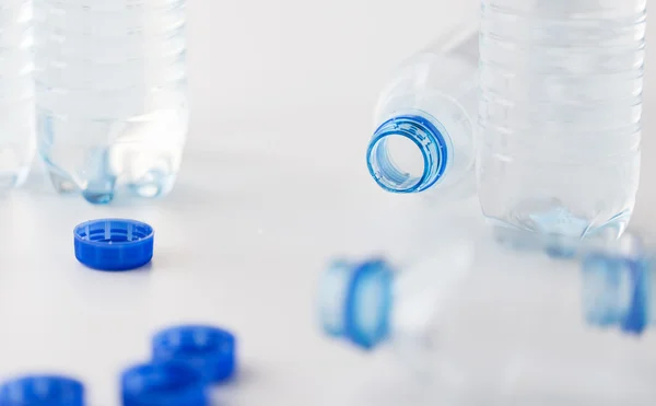 Primo piano di bottiglie con acqua potabile sul tavolo — Foto Stock