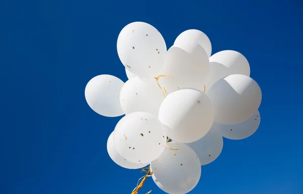 Primo piano di palloncini di elio bianco nel cielo blu — Foto Stock
