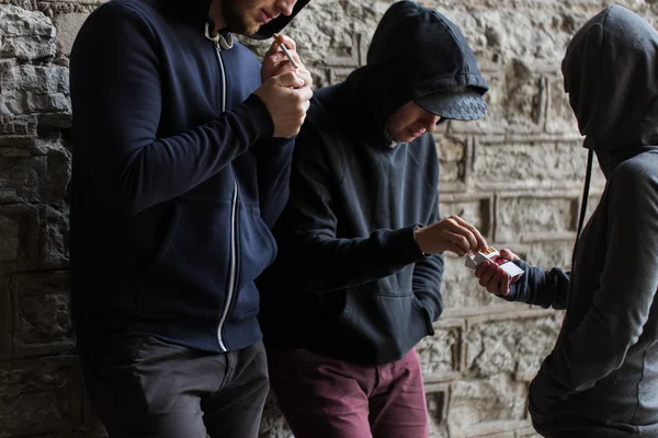 Detailní záběr z mladých lidí kouření cigaret — Stock fotografie