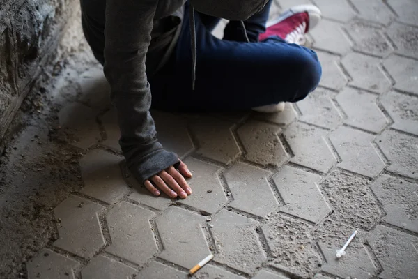 Perto de mulher viciada e seringas de drogas — Fotografia de Stock