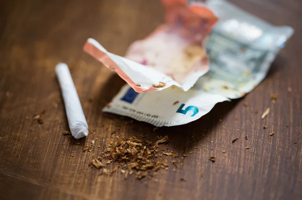 Κοντινό πλάνο της μαριχουάνα που είναι κοινή και χρήματα — Φωτογραφία Αρχείου
