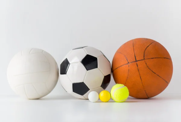 Närbild av olika sporter bollar som — Stockfoto