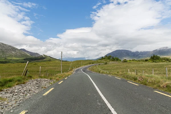 Asfaltová silnice v connemara v Irsku — Stock fotografie