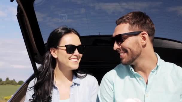 Счастливая пара с кофе в багажнике автомобиля хэтчбек 38 — стоковое видео