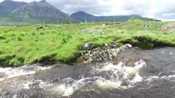 Blick auf Fluss und Hügel bei connemara in irland 33 — Stockvideo