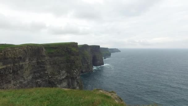 Falésias de charneca e oceano atlântico na Irlanda 41 — Vídeo de Stock