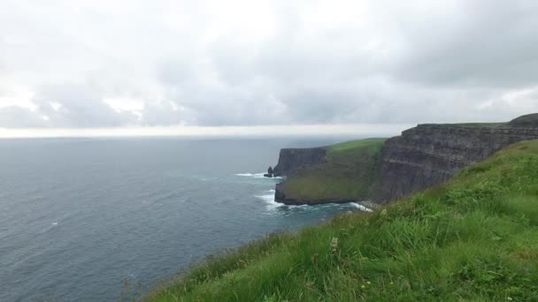 Klippen van moher en de Atlantische Oceaan in Ierland 46 — Stockvideo