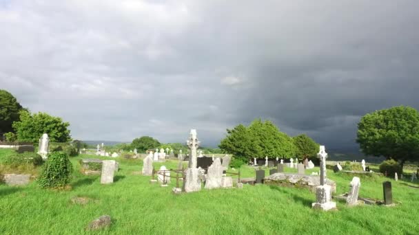 Oude Keltische begraafplaats kerkhof in Ierland 65 — Stockvideo