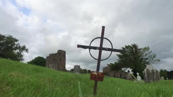D Grabkreuz auf keltischem Friedhof in Irland 67 — Stockvideo