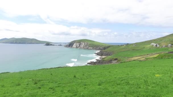 Met het oog op de Oceaan bij wild atlantic way in Ierland 78 — Stockvideo