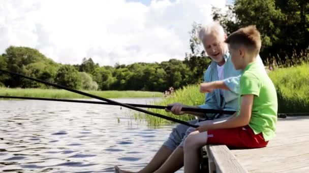 Opa en kleinzoon vissen op de rivier ligplaats 17 — Stockvideo