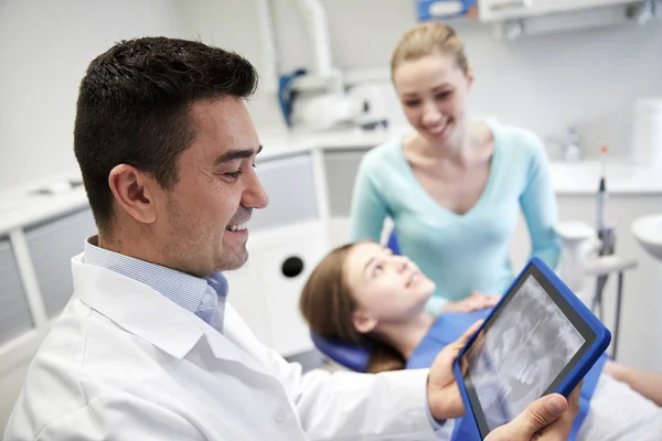 Dentista com raio-x no tablet pc e menina paciente — Fotografia de Stock