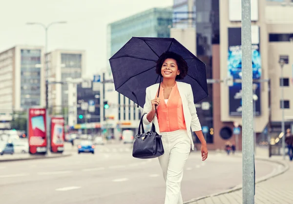 Felice donna d'affari africana americana con ombrello — Foto Stock