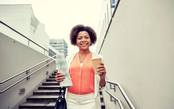 Glückliche afrikanische Geschäftsfrau mit Kaffee in der Stadt — Stockfoto