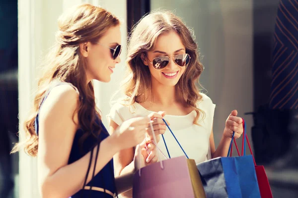 Donne felici con le borse della spesa alla vetrina — Foto Stock