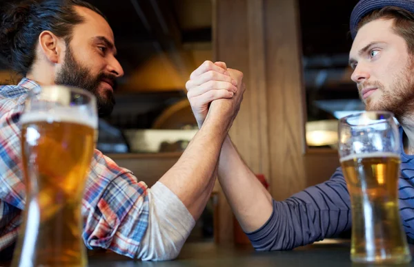 Männliche Freunde beim Armdrücken in Bar oder Kneipe — Stockfoto