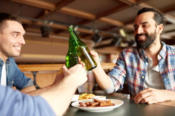 Happy male friends drinking beer at bar or pub — Stock Photo, Image