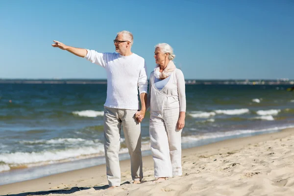 Heureux couple de personnes âgées marchant sur la plage d'été — Photo