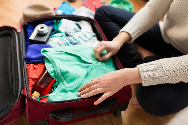 Nahaufnahme einer Frau, die ihre Reisetasche für den Urlaub packt — Stockfoto