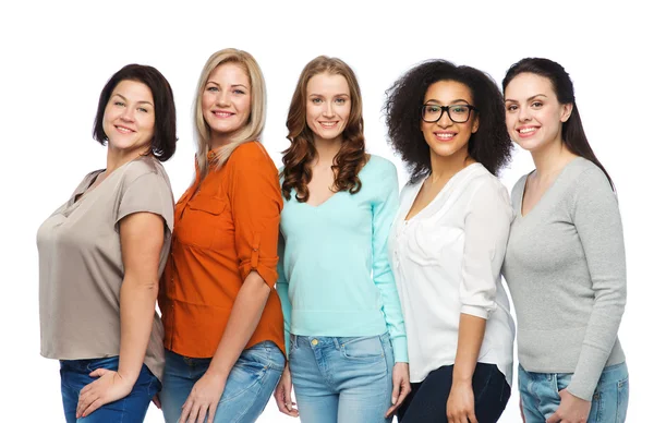 Groep blij verschillende vrouwen in casual kleding — Stockfoto