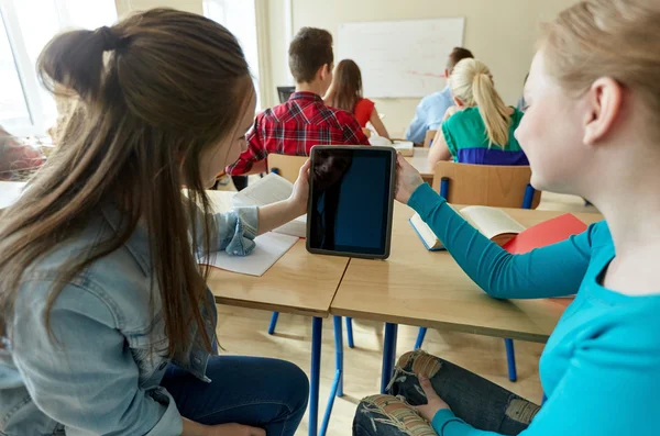Niñas estudiantes felices con PC tableta en la escuela secundaria — Foto de Stock