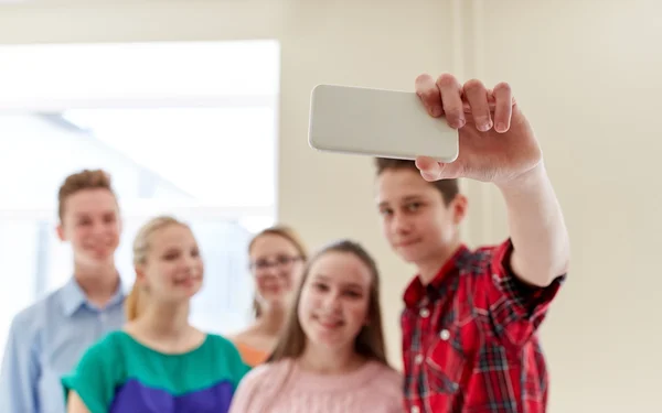 Groupe d'étudiants prenant selfie avec smartphone — Photo