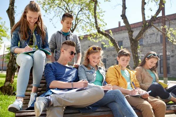 Grupp elever med bärbara datorer på skolgården — Stockfoto