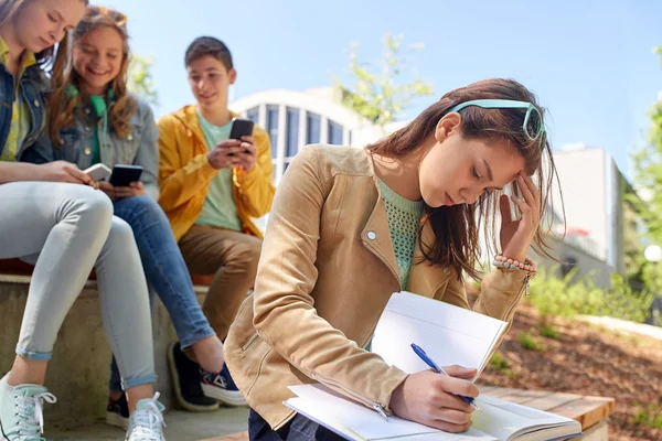 Étudiante fille souffrance de camarades de classe moquerie — Photo