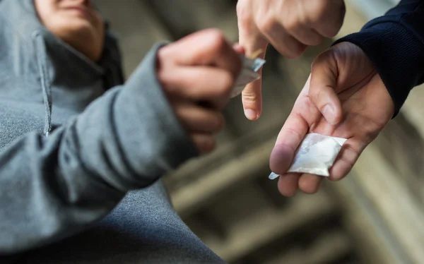 Close up van verslaafde dosis van drugdealer kopen — Stockfoto