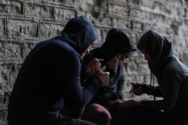 Närbild på ungdomar röka cigaretter — Stockfoto