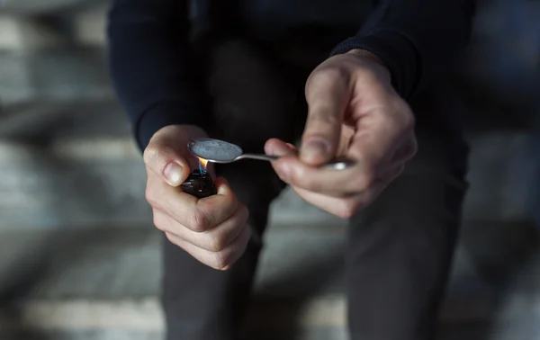 Primer plano del adicto que prepara el crack droga cocaína —  Fotos de Stock