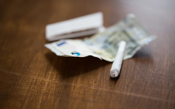 Close up van marihuana gezamenlijke en geld — Stockfoto