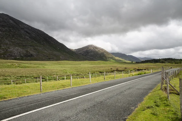 Asfaltová silnice v connemara v Irsku — Stock fotografie