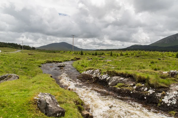 Pohled do řeky a na connemara v Irsku — Stock fotografie