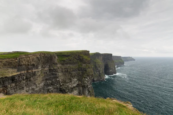 Sziklák moher és az Atlanti-óceán, Írország — Stock Fotó