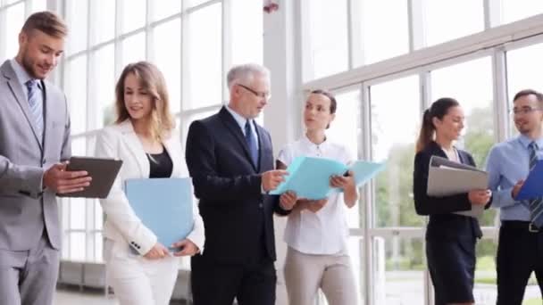 Pessoas de negócios andando ao longo do prédio de escritórios 9 — Vídeo de Stock