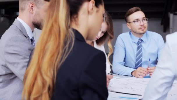 Equipe de negócios com esquema de reunião no escritório 48 — Vídeo de Stock