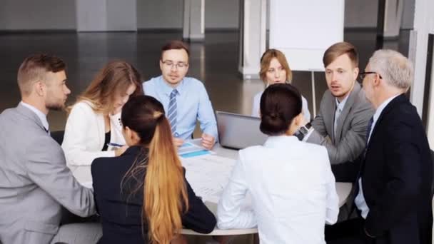 Equipe de negócios com esquema de reunião no escritório 51 — Vídeo de Stock
