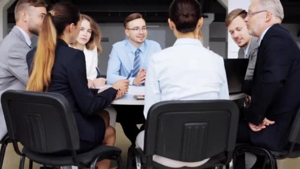 Equipe de negócios com esquema de reunião no escritório 52 — Vídeo de Stock