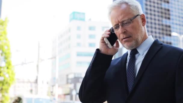 Homme d'affaires senior appelant sur smartphone en ville — Video