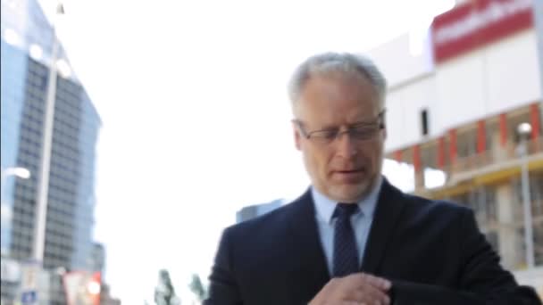 Homme d'affaires senior marchant dans la rue de la ville — Video