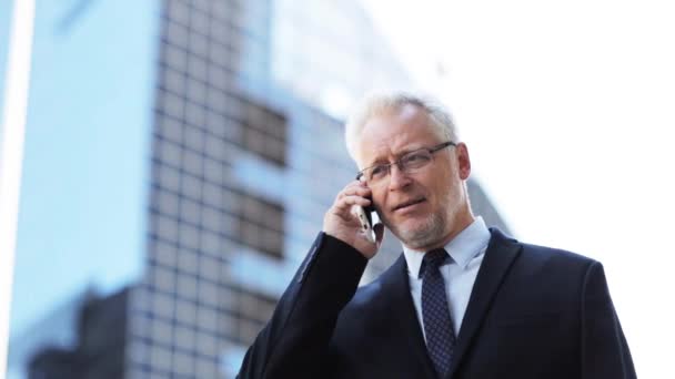 Homme d'affaires senior appelant sur smartphone en ville — Video