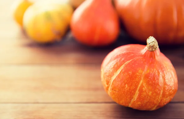 Ahşap masa evde üzerinde pumpkins, yakın çekim — Stok fotoğraf