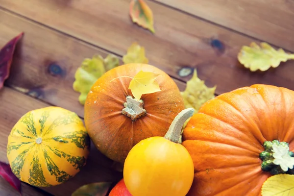 Ahşap masa evde üzerinde pumpkins, yakın çekim — Stok fotoğraf