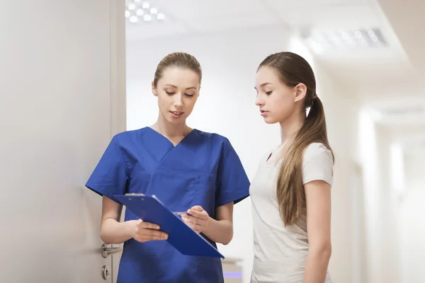 Médico ou enfermeiro com área de transferência e paciente menina — Fotografia de Stock