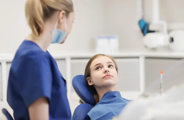Šťastné ženy zubař s holkou pacientů na klinice — Stock fotografie