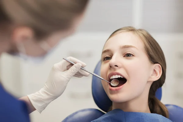 Dentista feminino verificando os dentes da menina paciente — Fotografia de Stock