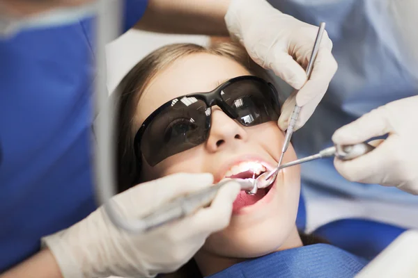 女牙医治疗病人女孩牙齿 — 图库照片