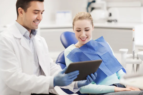 Dentista masculino con tableta pc y paciente mujer —  Fotos de Stock