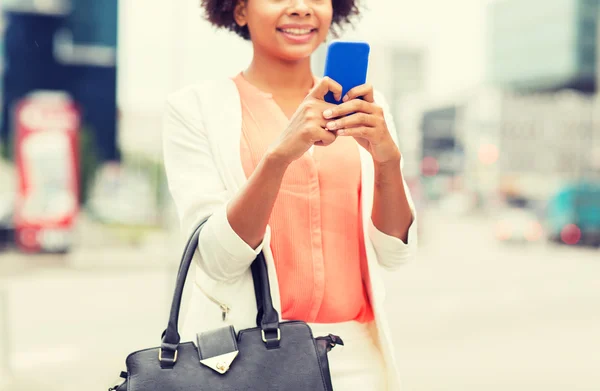 Close up of african woman with smartphone in city — Stock Photo, Image